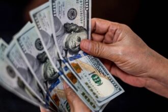 تراجع الدولار واليورو أمام الين وسط ضغوط على العملة اليابانية