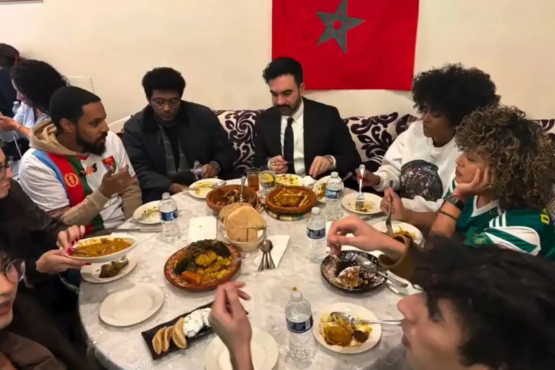 صورة حول : ممداني يتابع فوز المغرب بين أبناء الجالية في كوينز ممداني يتابع فوز المغرب بين أبناء الجالية في كوينز