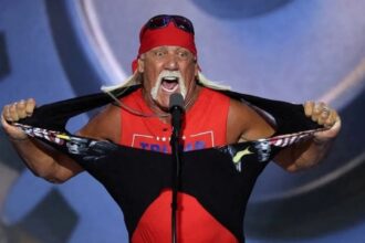 فلير يكشف تفاصيل وفاة هولك هوغان والسبب صادم