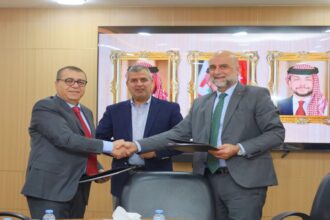 الأردن يوقّع اتفاقية لإنشاء محطة طاقة شمسية صناعية بقدرة 100 ميغاواط