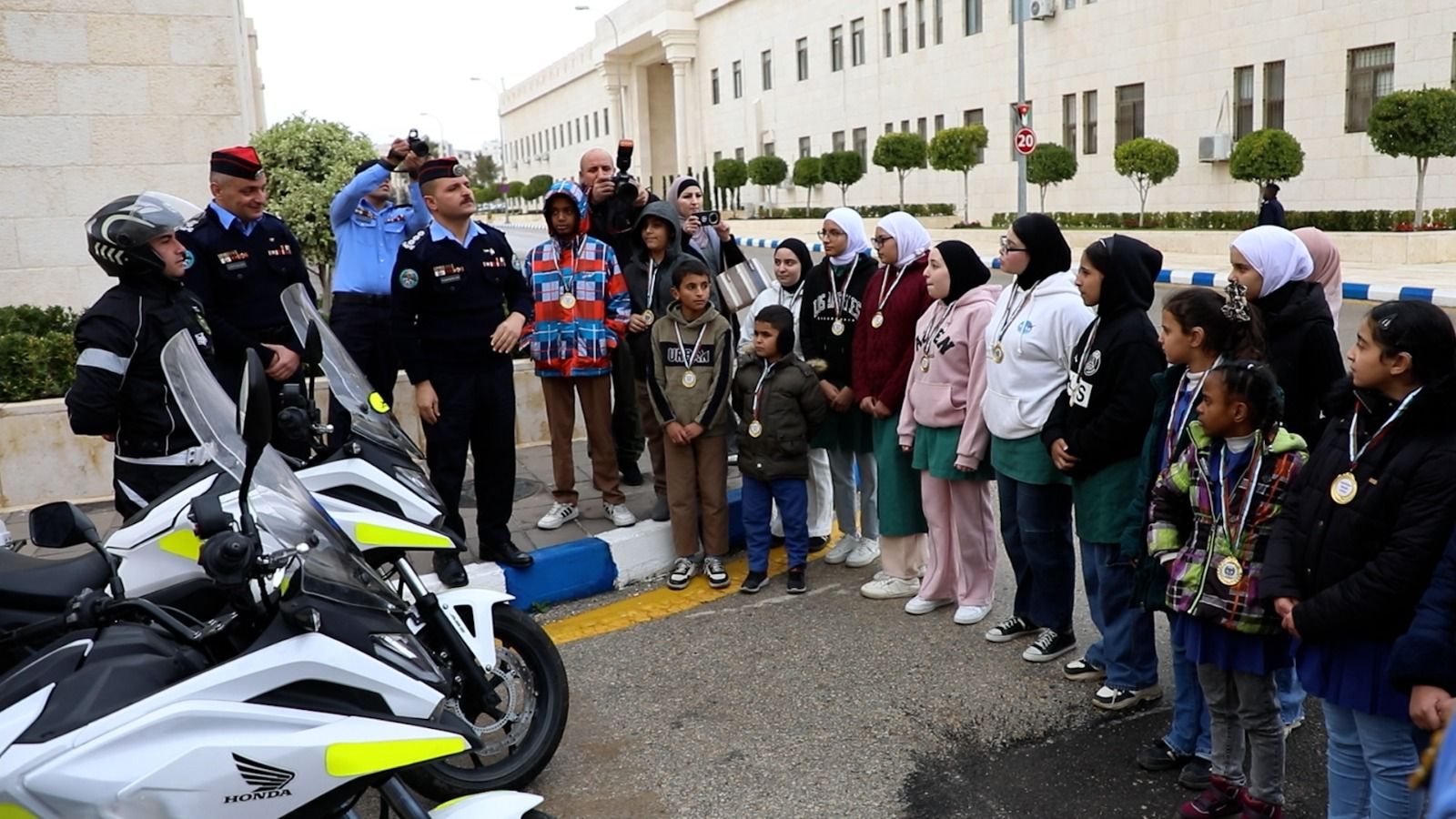 مدير الأمن العام يرعى تخريج دورة أصدقاء الأمن العام الاولى للطلاب الصم والبكم