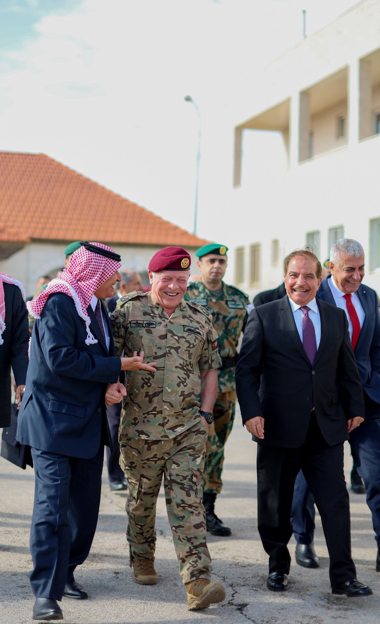 صورة حول : عاجل | الملك يلتقي متقاعدين من القوات الخاصة عاجل | الملك يلتقي متقاعدين من القوات الخاصة