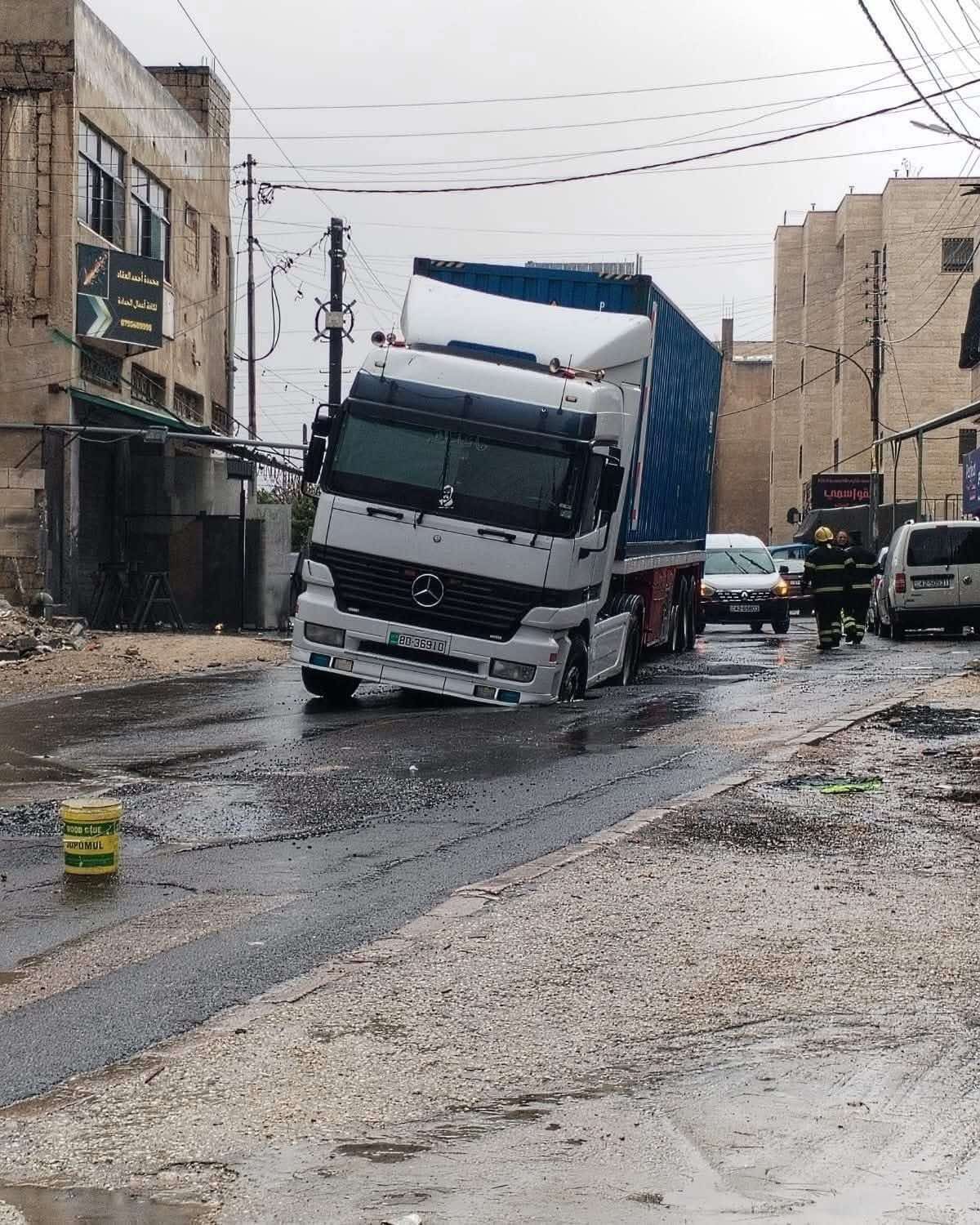 صورة حول : عاجل | سقوط شاحنة في حفرة يغلق طريق مسجد خالد بن الوليد في المقابلين عاجل | سقوط شاحنة في حفرة يغلق طريق مسجد خالد بن الوليد في المقابلين