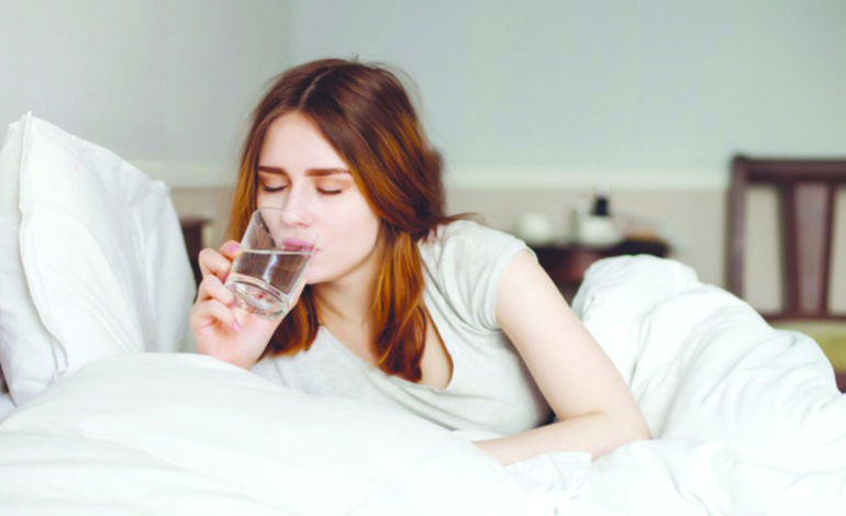 هل شرب الماء الدافئ أول شيء في الصباح أفضل من القهوة؟