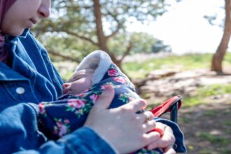 تقرير صادم: أكثر من نصف الأمهات يعانين اكتئاب ما بعد الولادة دون دعم صحي