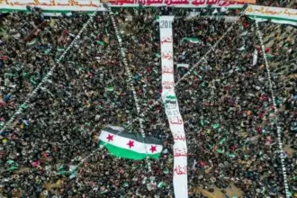 سوريون يحيون الذكرى الأولى لإسقاط نظام الأسد