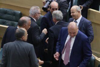 بالصور النواب يهنئون جعفر حسان بعد إقرار الموازنة