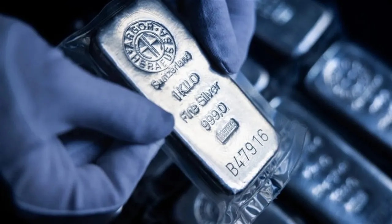 قفز أسعار الفضة فوق 65 دولاراً مع ارتفاع الذهب بعد بيانات البطالة الأمريكية