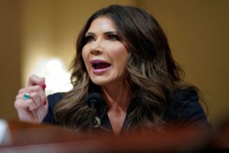 واشنطن تضغط على مادورو: وزيرة الأمن الداخلي تطالب بالرحيل