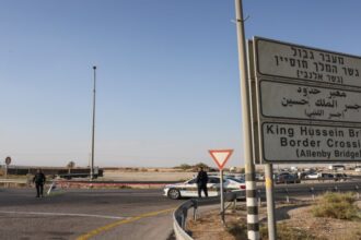 الاحتلال يعيد فتح معبر "اللنبي" لنقل المساعدات إلى غزة