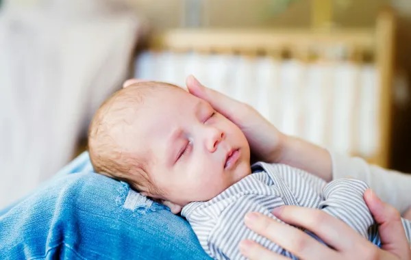 طرق طبيعية للتخفيف من البلغم عند الرضع دون أدوية