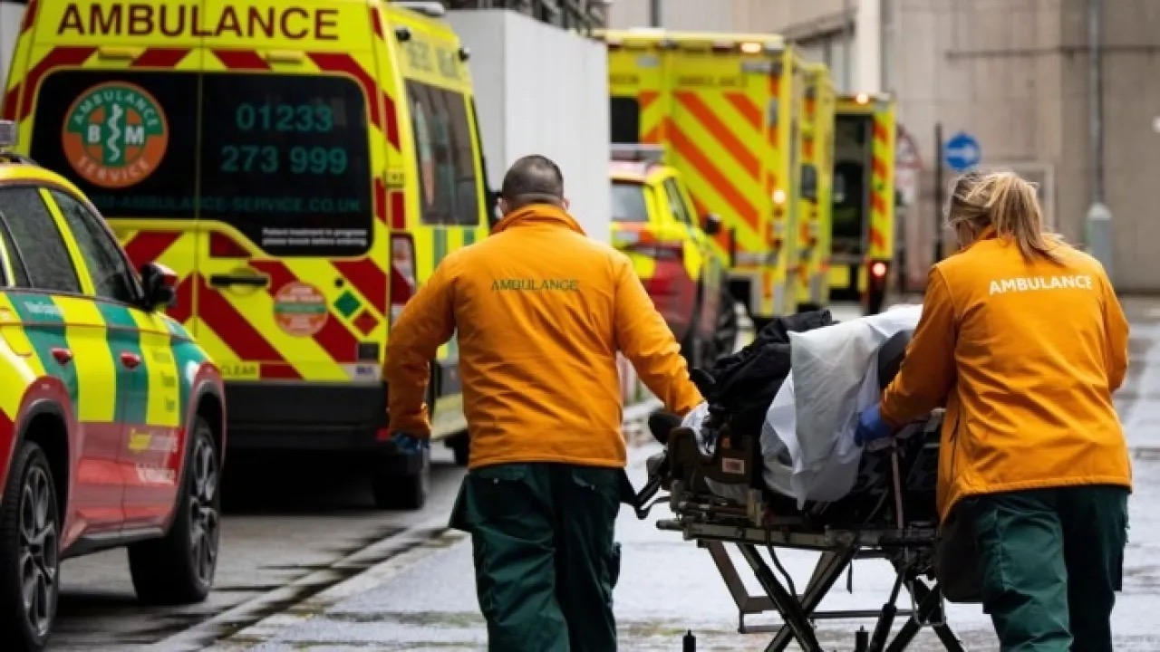 ارتفاع إصابات الإنفلونزا في إنجلترا يضغط على المستشفيات