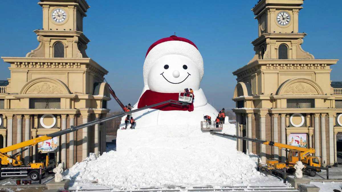 ما السر وراء رجل الثلج العملاق الذي أذهل زوار هاربين؟