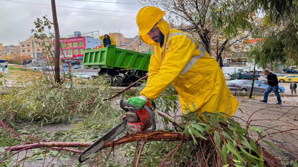 بالصور .. أمانة عمّان تتعامل مع ارتفاع منسوب المياه وتحذر المواطنين