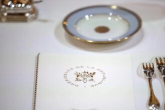 اعتقال مسؤول قصر الإليزيه وتاجر تحف بتهمة سرقة قطع خزف نادرة