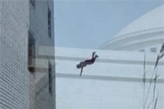 سقوط أم من الطابق العاشر مع طفليها التوأم