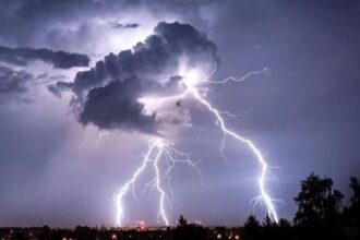 الأرصاد والدفاع المدني تحذر من مخاطر البرق القادم من السحب