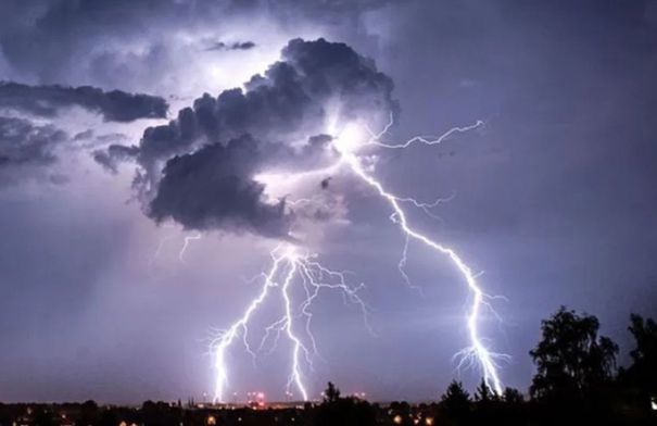 الأرصاد والدفاع المدني تحذر من مخاطر البرق القادم من السحب
