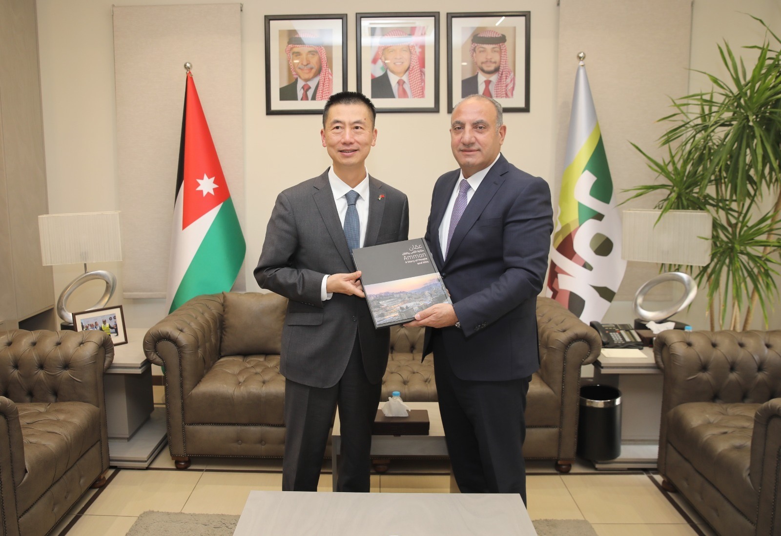 الشواربة يستعرض خطط والمشاريع الامانة مع السفير الصيني