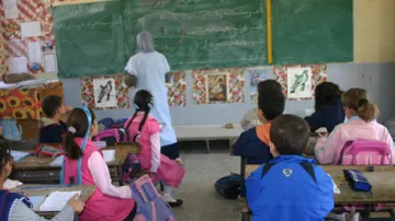 هجوم واعتداء زوج على معلمة داخل مدرسة اثار الذعر بين الطلبة