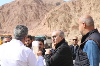 وزير الأشغال يطلع على أضرار السيول في العقبة