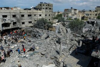 استشهاد فلسطيني وإصابة آخرين بغزة جراء قصف إسرائيلي