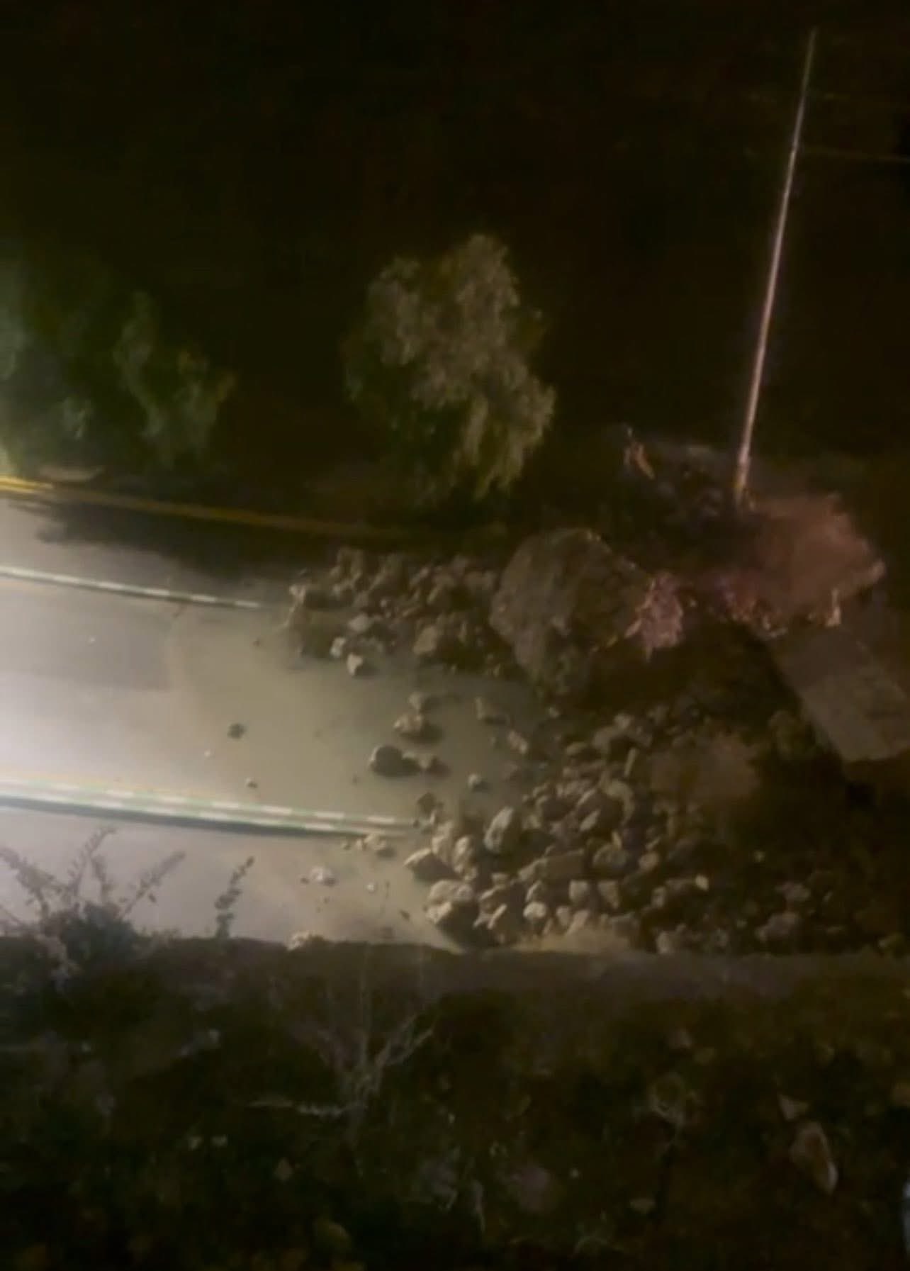 إغلاق طريق رئيسي بسبب انهيار جبلي بالكرك