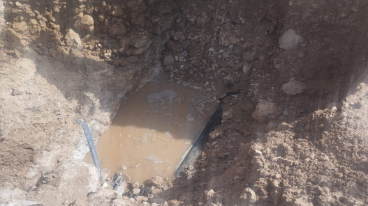 المياه تضبط بئرا وحفارة مخالفتين