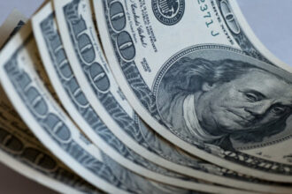 انخفاض مؤشر الدولار وسط ارتفاع توقعات خفض الفائدة