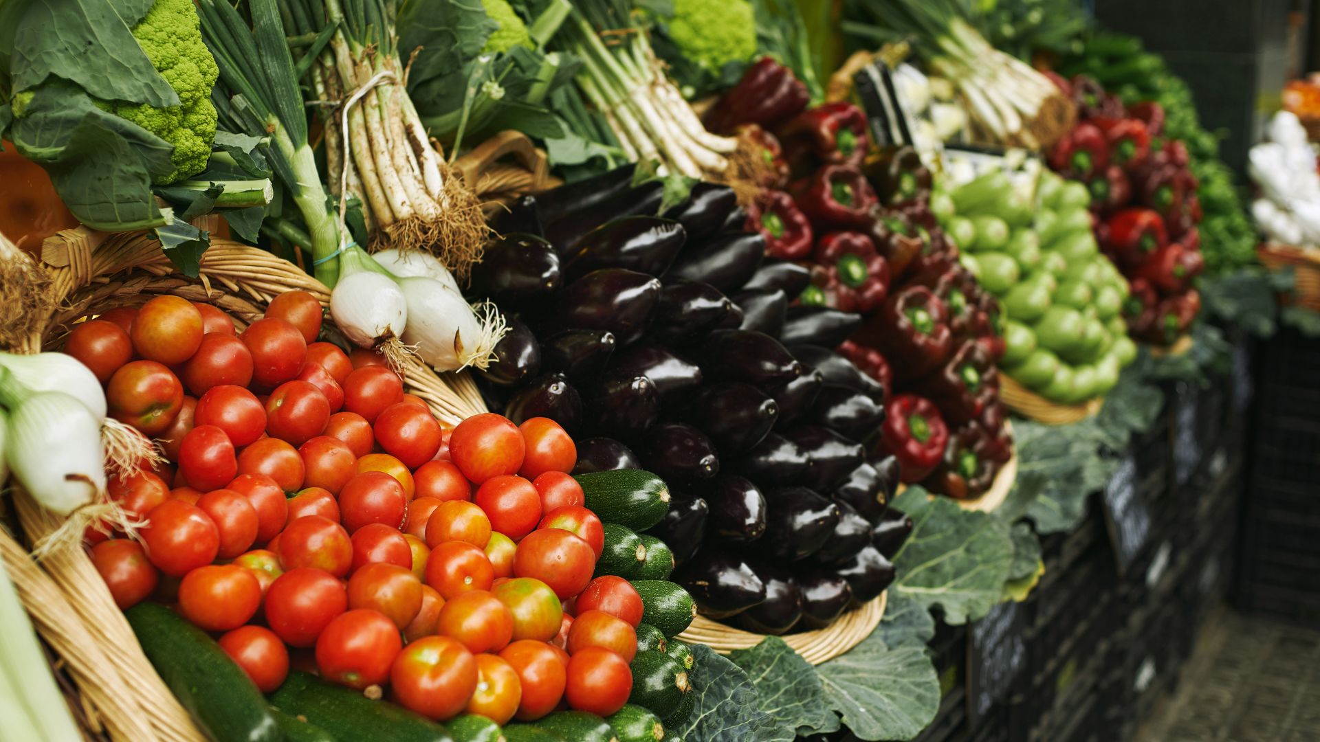 أسعار الخضار والفواكه بالسوق المركزي اليوم