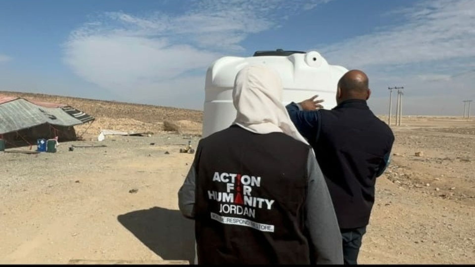 صورة حول : الصندوق الهاشمي لتنمية البادية يوزع خزانات مياه في لواء الحسا الصندوق الهاشمي لتنمية البادية يوزع خزانات مياه في لواء الحسا