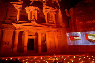 إقليم البترا تضيء الخزنة بالعلم الإماراتي احتفالًا بعيد الاتحاد الـ54