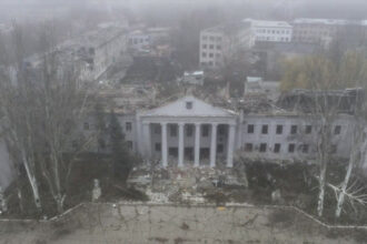 مساعي دبلوماسية لإنهاء الحرب الأوكرانية… وواشنطن تخفف العقوبات عن "لوك أويل"