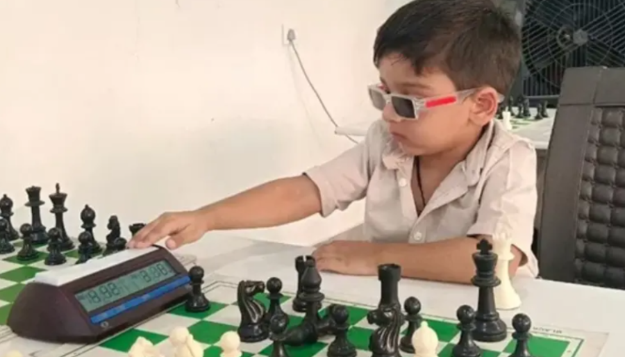 صورة حول : طفل هندي يحقق رقماً قياسياً في الشطرنج ويصبح أصغر لاعب مُدرج في تصنيف الاتحاد الدولي طفل هندي يحقق رقماً قياسياً في الشطرنج ويصبح أصغر لاعب مُدرج في تصنيف الاتحاد الدولي