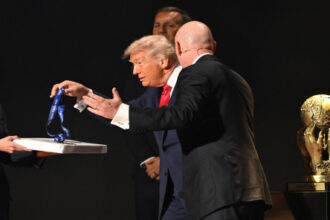 فيفا يمنح أول نسخة من جائزة السلام خلال حفل قرعة كأس العالم 2026