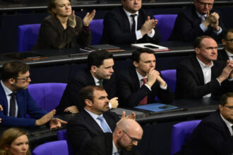 البرلمان الألماني يقر إصلاح التقاعد: ميرتس ينتصر بعد تمرد المحافظين الشباب