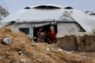 أزمة غزة تتفاقم: مئات الشهداء وعجز مائي يهدد حياة آلاف المرضى