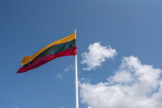 مطار فيلنيوس يوقف عملياته مجدداً بسبب أشكال غامضة في المجال الجوي