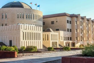 جامعة العقبة للتكنولوجيا تعتمد التعليم عن بُعد بسبب الظروف الجوية