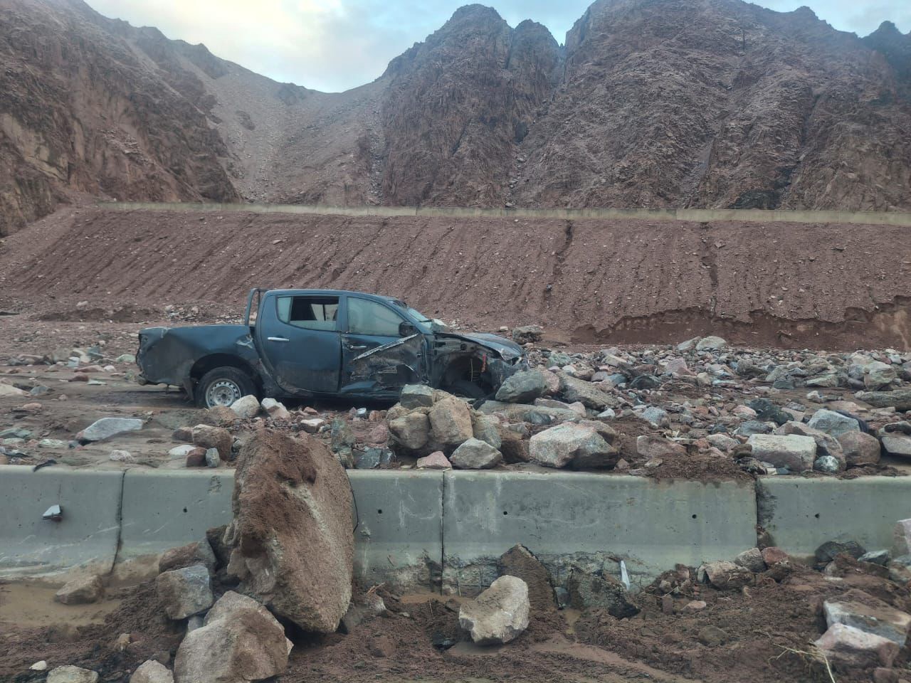 السيول تجرف مركبات في العقبة