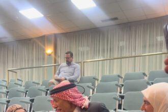 فيديو يوثق لحظة ودية بين العرموطي ووالدة ديما طهبوب في مجلس النواب