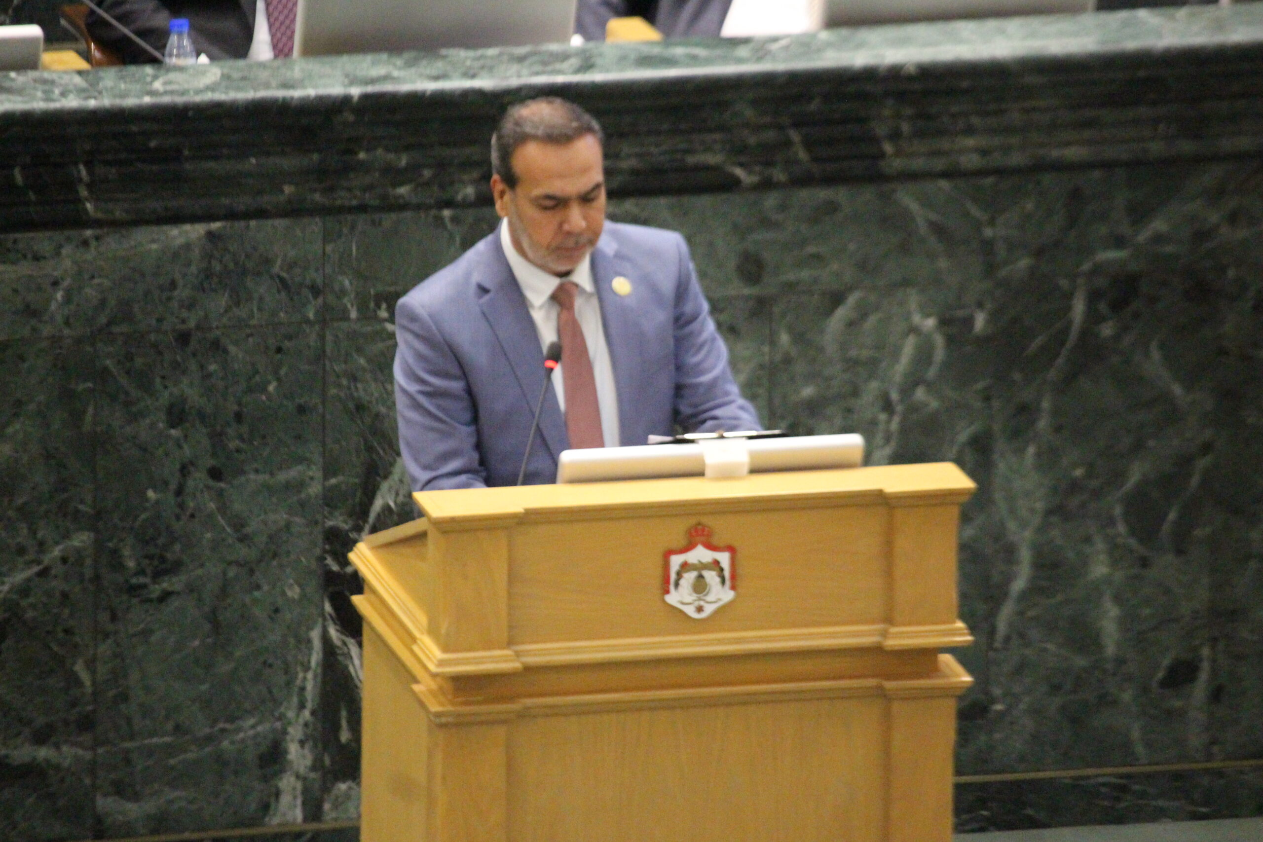 النواصرة ينتقد الموازنة ويطالب بدعم القوات المسلحة