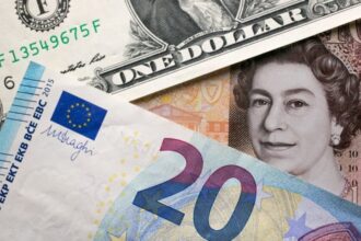 تراجع طفيف للجنيه الإسترليني أمام الدولار واليورو وسط حذر الأسواق