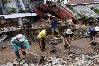مأساة في جاكرتا: حريق هائل يبتلع مبنى ويخلّف عشرات الضحايا
