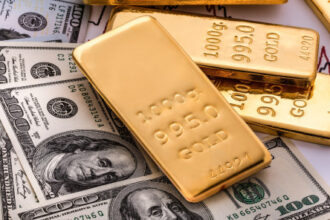 الذهب يتراجع هامشياً مع صعود الدولار وترقّب قرار الفائدة الأميركي