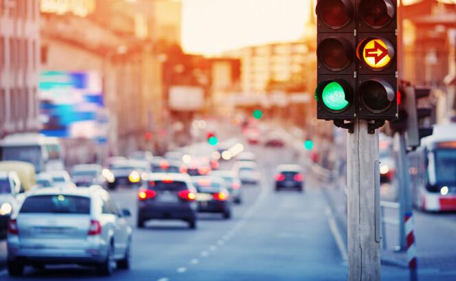 صورة حول : السير: حركة مرورية سلسة رغم الكثافة والحالة الجوية السير: حركة مرورية سلسة رغم الكثافة والحالة الجوية