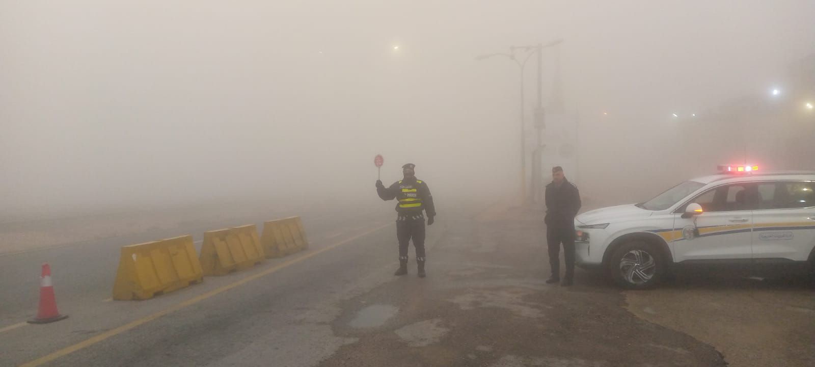 صورة حول : ضباب كثيف في رأس النقب وتحذير السائقين ضباب كثيف في رأس النقب وتحذير السائقين