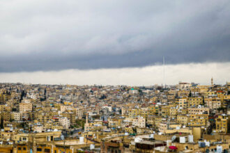 طقس بارد وضباب وأمطار متفرقة بالمملكة