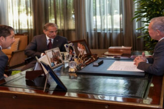 الديوان الملكي ينشر صورة اجتماع الملك عبدالله الثاني برئيس الوزراء