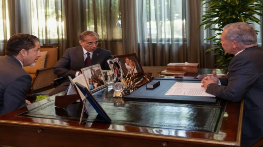 الديوان الملكي ينشر صورة اجتماع الملك عبدالله الثاني برئيس الوزراء